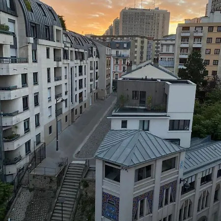 Buttes Chaumont Apartment