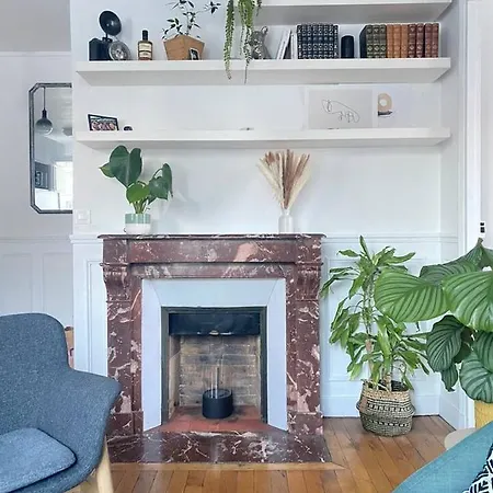 Buttes Chaumont Apartment Paris
